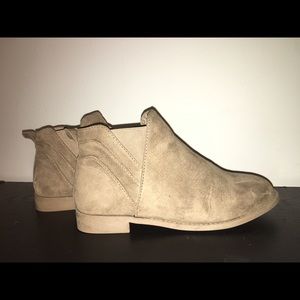 Tan/Beige Ankle Boots - Sz 6, fits like a 7